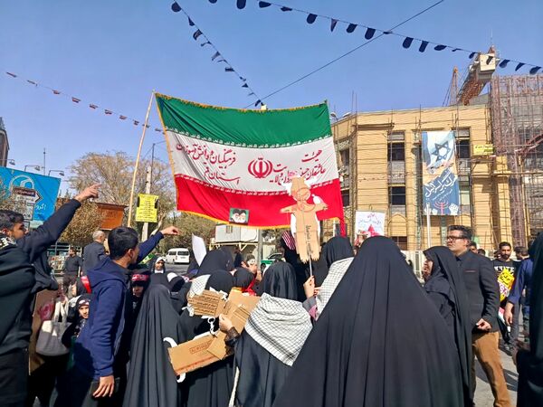 جلوه هایی از حضور مردم قم در راهپیمایی یوم الله 13 آبان