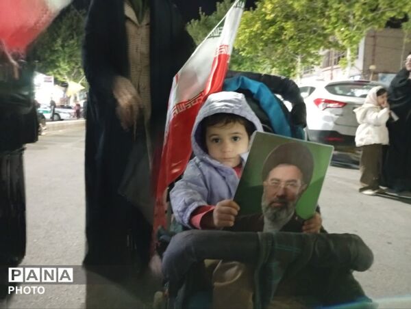 کودکان ایران از آغاز راه با ایمان و اراده‌ای الهی، پرچم استکبارستیزی را به دوش کشیده‌اند