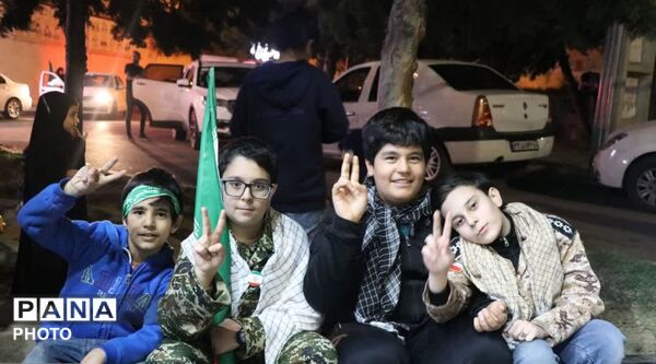 الله اکبر و پرچم ایران؛ نماد مقاومت نوجوانان همدانی در تجمعات شبانه