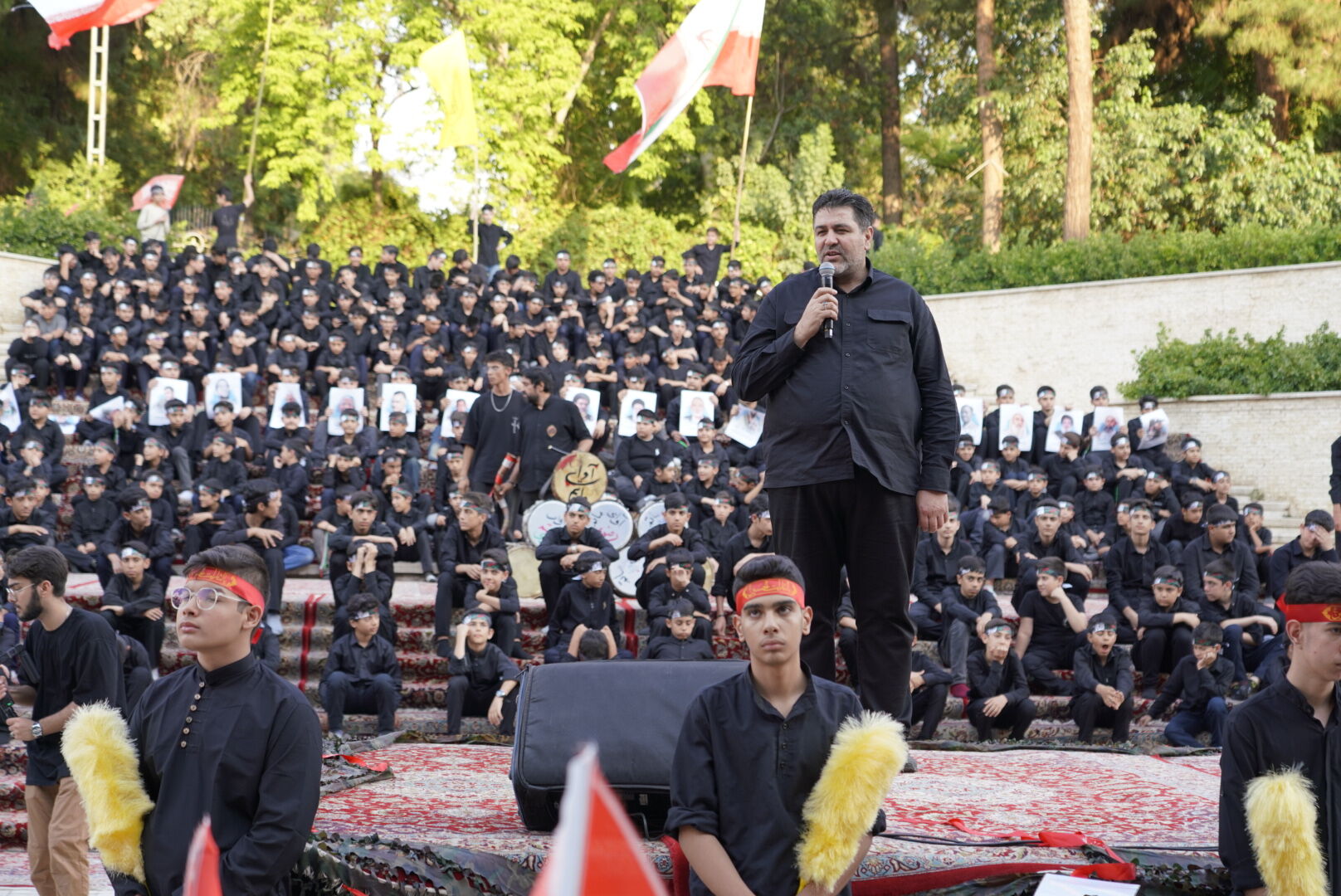 دانش آموزان خراسان رضوی با پرچم خونخواهی به استقبال زائران و میهمانان مراسم تشییع امام شهید می‌روند