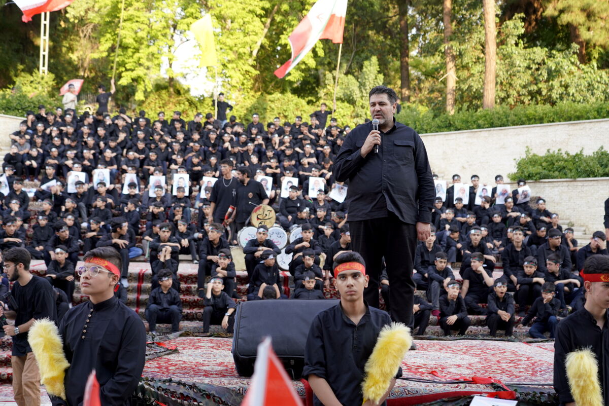 دانش آموزان خراسان رضوی با پرچم خونخواهی به استقبال زائران و میهمانان مراسم تشییع امام شهید می‌روند