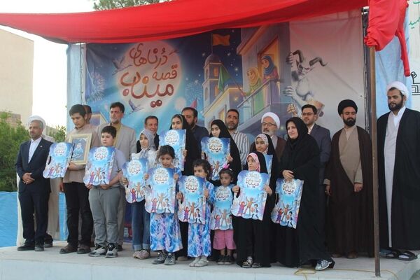 رونمایی از کتاب «درناهای قصه میناب» در قم