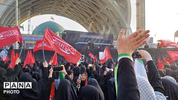 وداع با رهبر شهید انقلاب اسلامی امام خامنه‌ای و خانواده شهید  ایشان در مصلی امام خمینی(ره) 