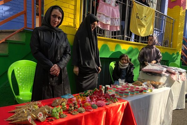 برگزاری بازارچه همدلی با کودکان غزه در دبستان آزاده ناحیه دو شهرری 