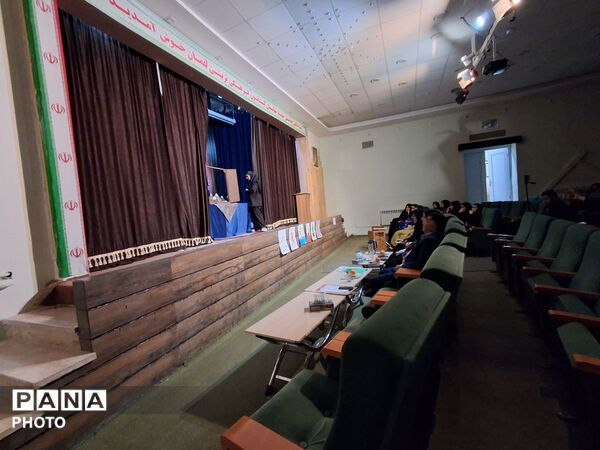 مسابقات نمایش خوانی و تئاتر خیابانی دختران در شهرستان کاشمر 