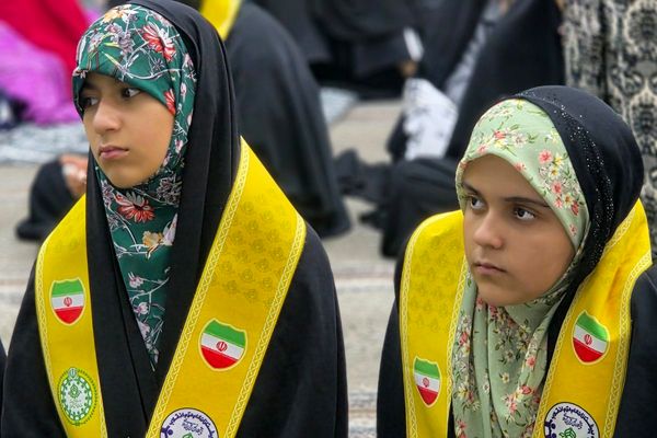 اعتکاف دانش‌آموزی رباط‌کریم با پرچم‌گردانی حضرت ابوالفضل(ع)