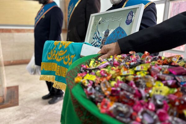 خادمان مسجد جمکران پرچم متبرک را به مدرسه شهید همت آوردند