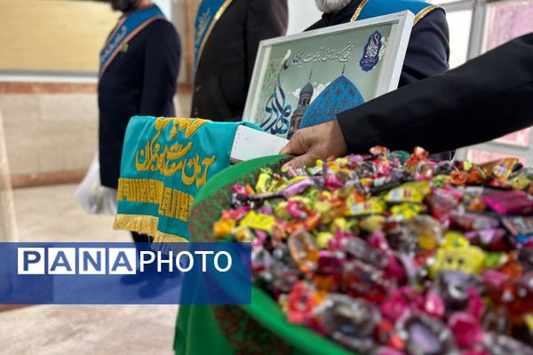 خادمان مسجد جمکران پرچم متبرک را به مدرسه شهید همت آوردند