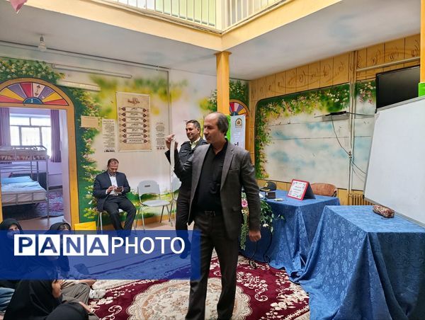  جلسه آموزش خانواده در دبیرستان نمونه اندیشه 