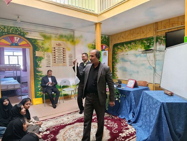  جلسه آموزش خانواده در دبیرستان نمونه اندیشه 