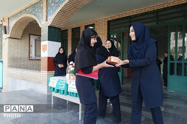  برنامه «هر دانش‌آموز، یک مهارت» با تجلیل از دانش‌آموزان برگزیده در مدرسه ایثار