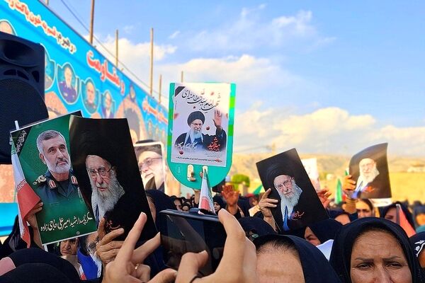حضور شامگاهی مردم داغدار در پارکینگ شهرداری شهرستان باشت