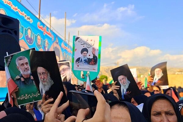 حضور شامگاهی مردم داغدار در پارکینگ شهرداری شهرستان باشت