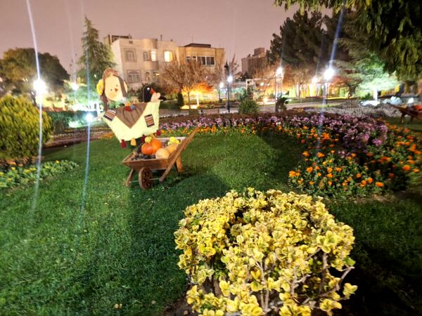 زیبایی باغ گل‌های مشهد در پاییز