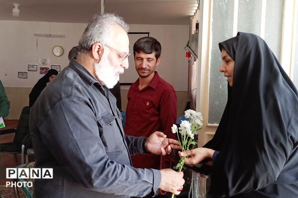 میزبانی دبیرستان شاهد ام‌ابیها از پدران شهدای میناب