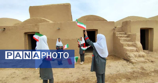 اجرای دلنشین سرود ایرانمون در دل تاریخ کهن قلعه ملکی