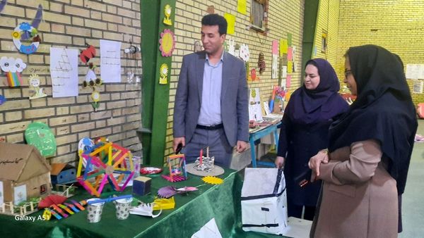 بازدید مدیر آموزش و ‌پرورش حاجی‌آباد از نمایشگاه خلاقیت‌های دانش‌آموزی دبستان استقلال  