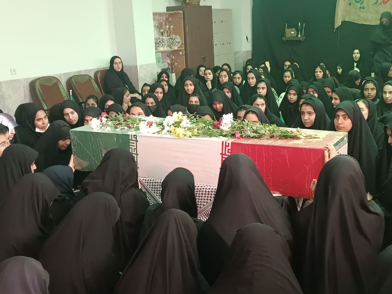 حضور شهید گمنام در دبیرستان دخترانه حضرت زینب(س) شهرستان بهاباد