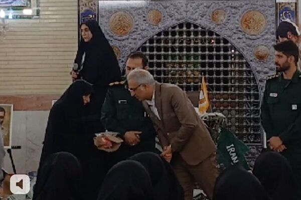 برگزاری یادواره شهدا به مناسبت هفته دفاع مقدس در دبیرستان حضرت زینب(س) ناحیه یک شهرری