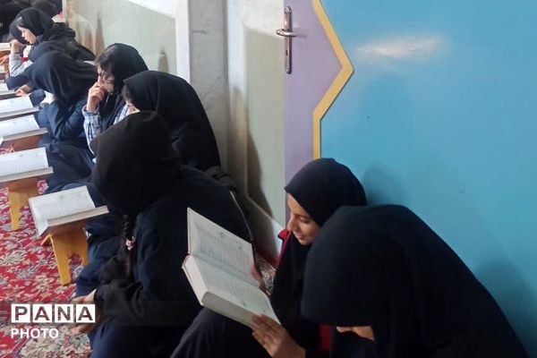 محفل انس با قرآن کریم در مدارس نامجو و آرمینه مصلی نژاد ناحیه دو شهرری 