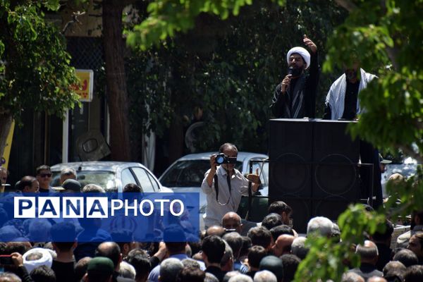 همه چیز برای یک استقبال گرم مهیاست ، با افتخار به پیشواز شهیدمان می آییم 