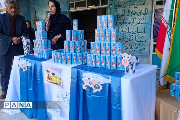 توزیع شیر رایگان در دبستان علی‌اکبر طالبی شهرری