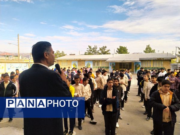 حضور آتش‌نشانان در دبیرستان میثاق کاشمر