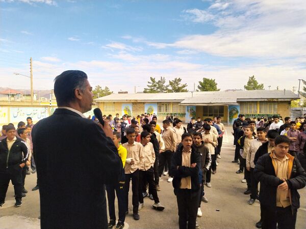 حضور آتش‌نشانان در دبیرستان میثاق کاشمر