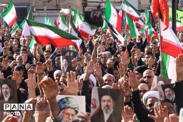بیعت مردم دارالعباده شهر یزد با رهبر جدید انقلاب اسلامی ایران