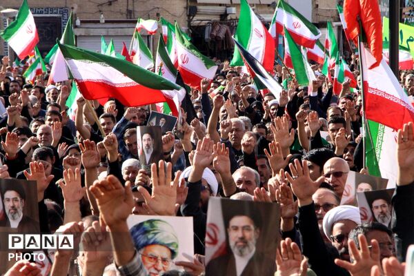 بیعت مردم دارالعباده شهر یزد با رهبر جدید انقلاب اسلامی ایران