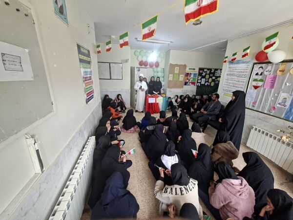 جشن دهه فجر و نیمه شعبان در دبیرستان سبحان و مائده شلیل