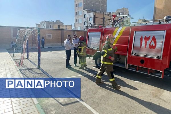 مراسم پدافند غیرعامل در دبیرستان بشارت بهارستان‌دو 