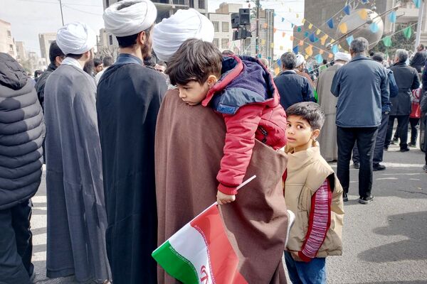 خروش مردمی در خیابان‌های رباط‌کریم در 22بهمن