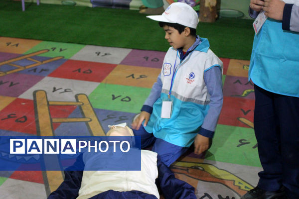 رقابت گروه‌های منتخب مدارس پسرانه استان قم در نخستین جشنواره سفیران سلامت 