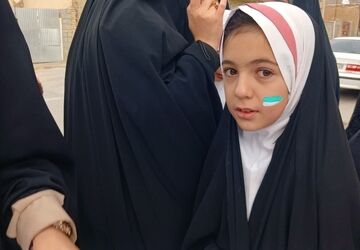 در بهار انقلاب، مردم روی قله‌های پیروزی