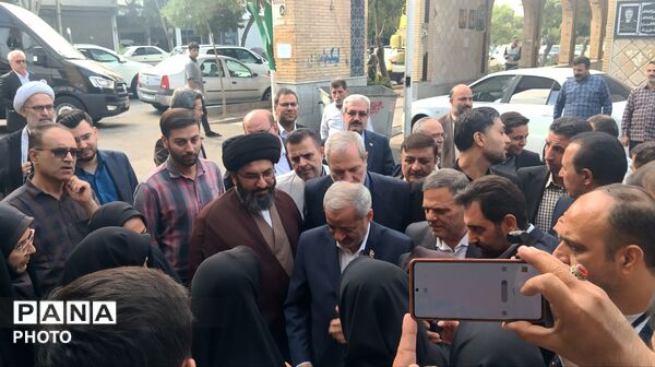 ادای احترام وزیر آموزش‌وپرورش به شهدای انقلاب اسلامی و دفاع مقدس در زنجان