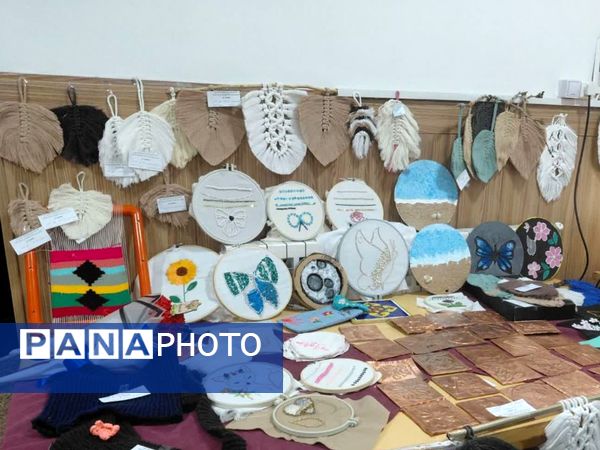 نمایشگاه دست‌سازه‌های هنری در دبیرستان علی افشارنژاد