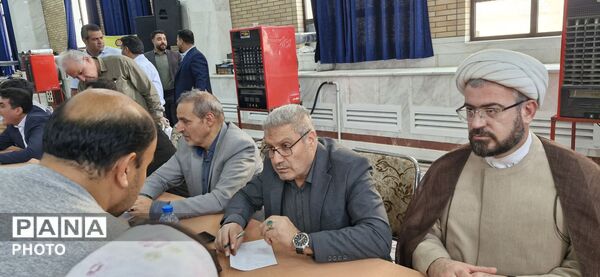 میز خدمت ادارات منطقه کهریزک در مصلی نمازجمعه باقرشهر
