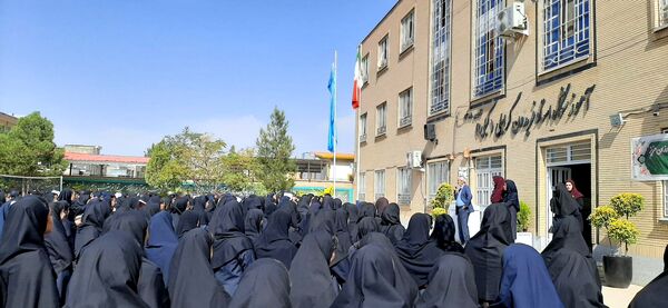گذری برصبح‌گاه دبیرستان وکیلی ۹