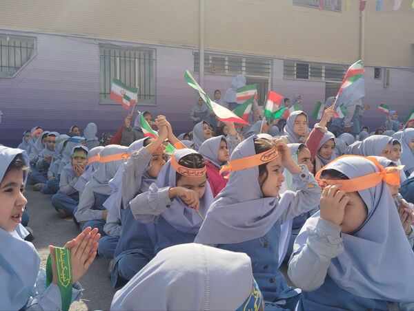 حال و هوای جشن ۲۲ بهمن در دبستان بهاردانش