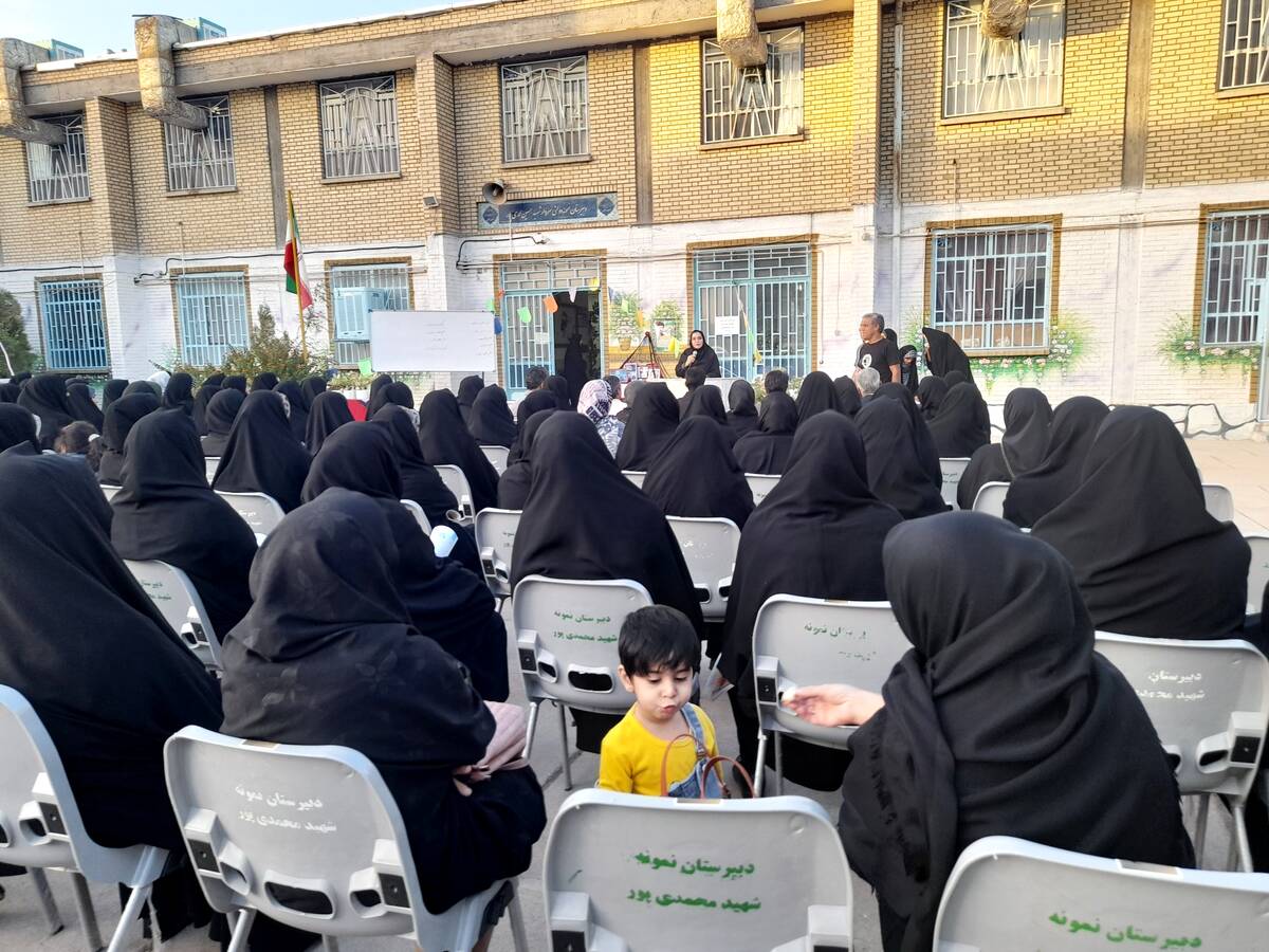 جلسه انجمن اولیا و مربیان در دبیرستان شهید محمدی‌پور