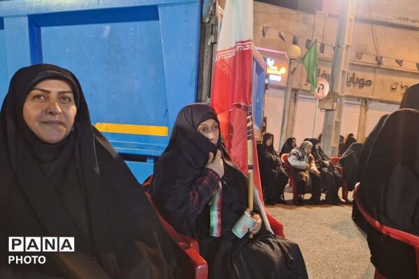 ایستادگی مردم فیروزکوه در هفتاد و سومین شب در میدان معلم فیروزکوه