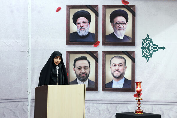 مراسم بزرگداشت شهیدان خدمت در دبیرستان متوسطه دوم امام صادق(ع)