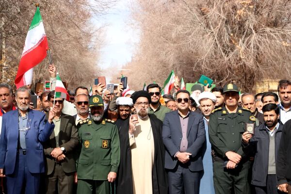 شکوه همبستگی مردم آباده در راهپیمایی ۲۲ بهمن