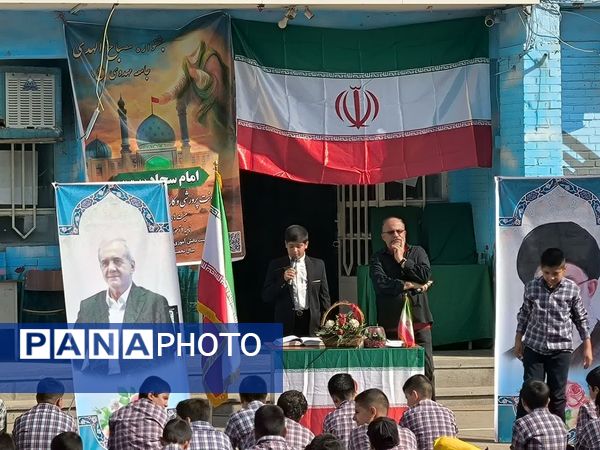 رونمایی از کتاب «روحانی که روحانی نیست» در دبیرستان باقریه