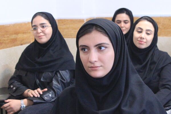  کارگاه دانش‌افزایی زبان انگیلیسی در دبیرستان‌ولایت بهارستان‌دو
