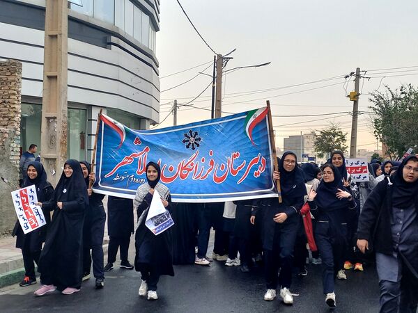 حضور دانش آموزان اسلامشهری در راهپیمایی ۱۳ آبان