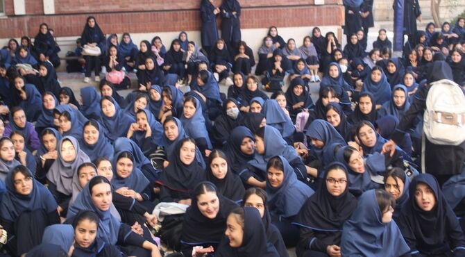 طنین زنگ مهر در دبیرستان دخترانه توحید