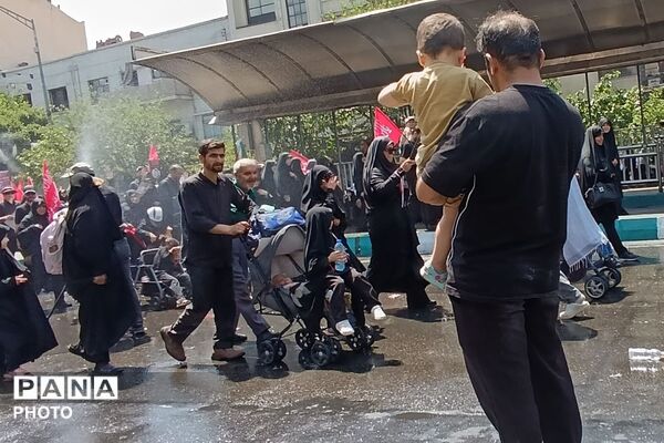 اجرای گروه سرود ریحانه‌الحسین پردیس در مراسم تشییع  رهبر شهید
