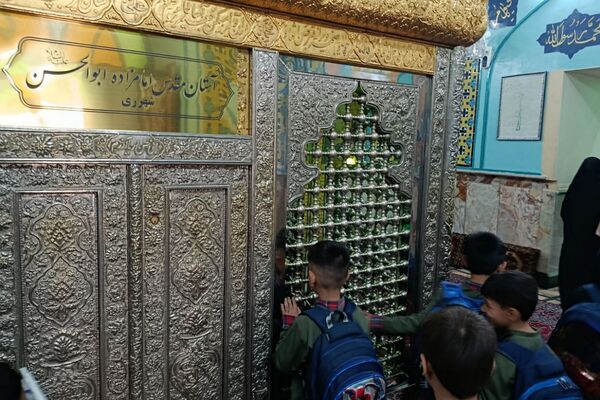 جشن قرآن دانش‌آموزان دبستان دکتر اکبری باقرشهر 